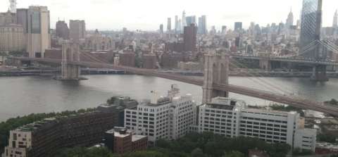 Vista dalla telecamera dei ponti di Brooklyn e Manhattan, New York