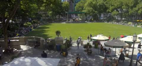 Вид с камеры на Брайант-парк в Нью-Йорке