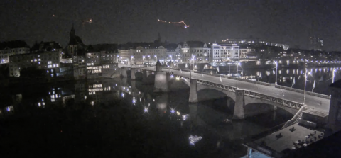 Вид с камеры на мост Mittlere Brücke
