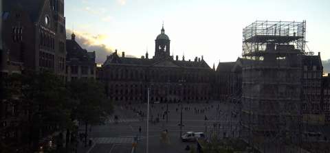 Widok z kamery internetowej na placu Dam w Amsterdamie