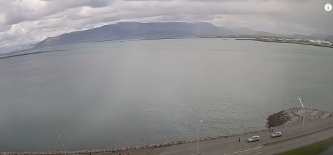 Vista desde la cámara web: Golfo de Faxafloi y escultura Viajero del Sol, Reikiavik