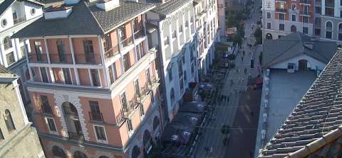 Вид с камеры на Главную аллею на улице Горная Карусель в Горки-Городе, Красная Поляна