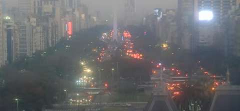 Widok z kamery internetowej: Aleja 9 de Julio i pomnik Obelisk w Buenos Aires