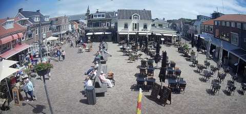 Utsikt från webbkameran till torget Pomplein i Egmond aan Zee